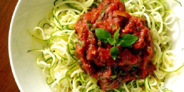  اسپاگتی کدوسبز خام با سس مارینارا (سس گوجه فرنگی و سیر)